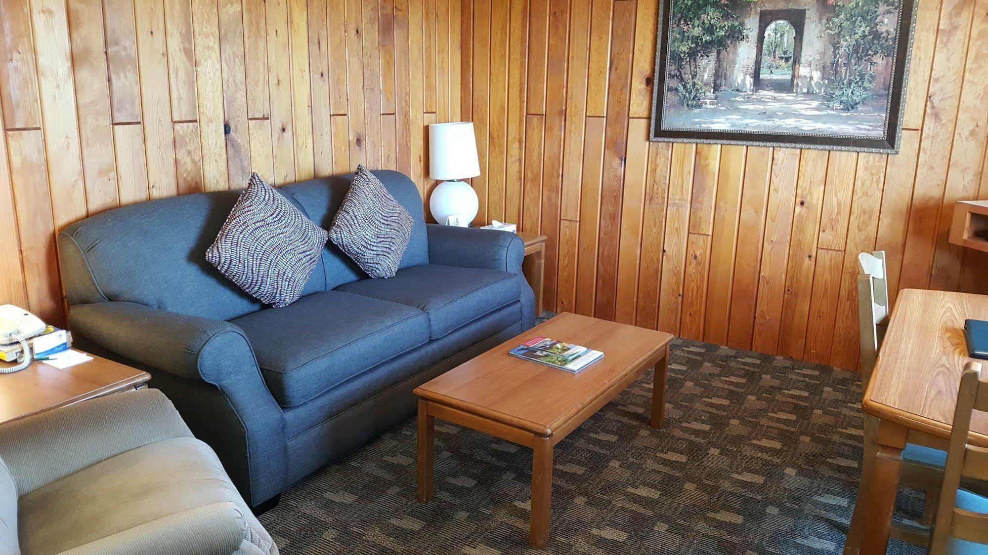 The Cedarwood Inn & Suites Sidney Exterior foto